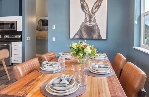 Victor House | Mountain Modern - Walk to everything!