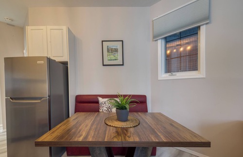 East Kootenay House | Mountain Nest King 1 bedroom, sleeps 4: Unit 2005B
