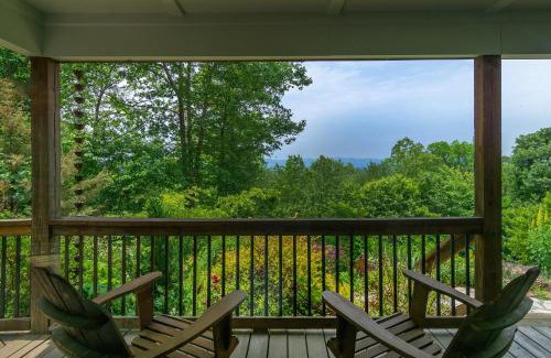 Weaverville House | Mountain Over Main Street 5 Min. to Downtown Weaverville, Fire Pit & Views!