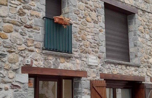 Canfranc Apartment | Mountain Retreat: Cozy 2-Bed Apt, 10 Mins to Ski Slopes