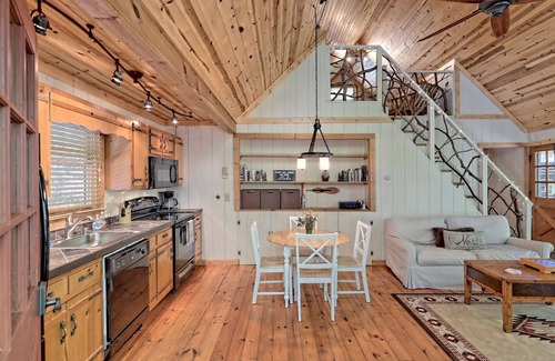 Wiley Cabin | Mountain Retreat Getaway by Lake Burton, HOT TUB!