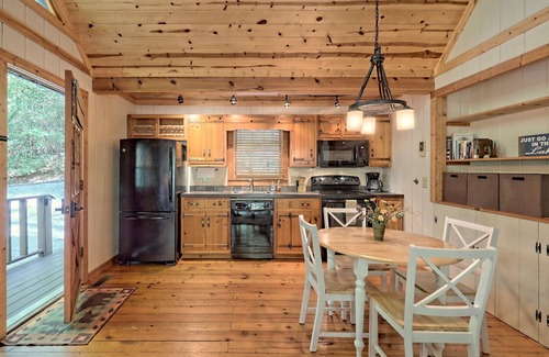 Wiley Cabin | Mountain Retreat Getaway by Lake Burton, HOT TUB!