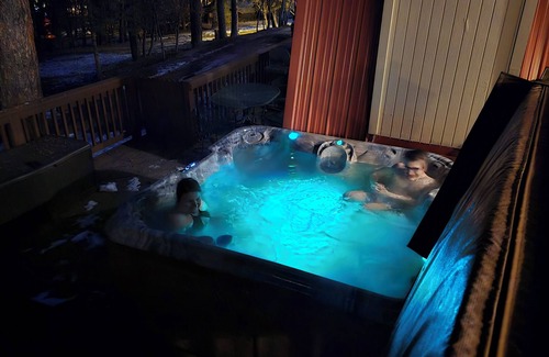 Ruidoso Ski Chalet | Mountain Retreat ~ Hot Tub ~ Pool Table ~ 5 bed/4bath - 17 pple!