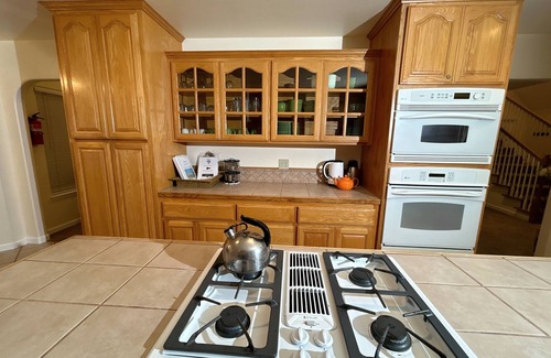 Mariposa House | Mountain retreat - stargazing, sunsets, hot tub, pool table, Yosemite, Bass Lake