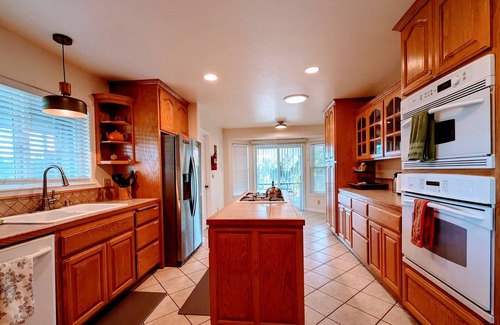 Mariposa House | Mountain retreat - stargazing, sunsets, hot tub, pool table, Yosemite, Bass Lake