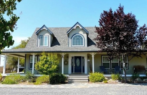 Mariposa House | Mountain retreat - stargazing, sunsets, hot tub, pool table, Yosemite, Bass Lake