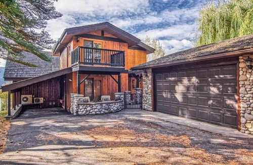 East Kootenay House | Mountain Retreat with Panoramic Lake Windermere Views
