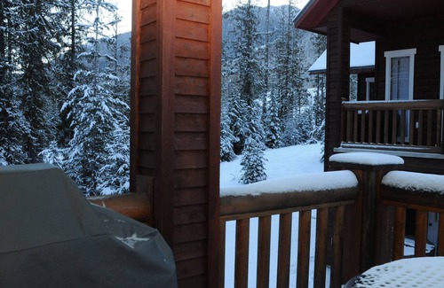 East Kootenay House | Mountain Side Ski-in Cabin w/Private Hot Tub - 5 Min. Walk to Chairlift