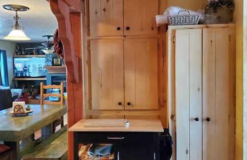 Cloudcroft Cabin | Mountain skiing hiking, hunting 2 B&B, stocked kitchen, 3TVs, front & back deck
