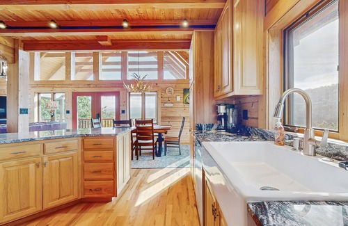 Franklin Cabin | Mountain Top Cabin with Fireplace, Central A/C, Full Kitchen, and WIFI