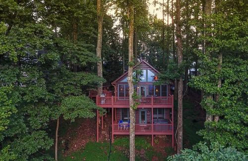 Walnut Mountain Cabin | Mountain top cabin with big views and a relaxing hot tub.