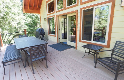 Yosemite West House | Mountain getaway with WI-FI, A/C, Park Reservations Included