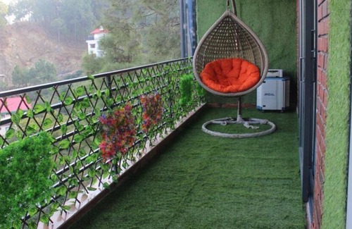 Kumarhatti Apartment | Mountain & Valley View Luxury 2 BHK Kasauli