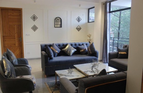 Kumarhatti Apartment | Mountain & Valley View Luxury 2 BHK Kasauli