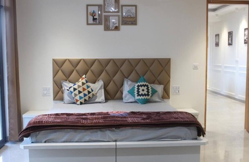 Kumarhatti Apartment | Mountain & Valley View Luxury 2 BHK Kasauli