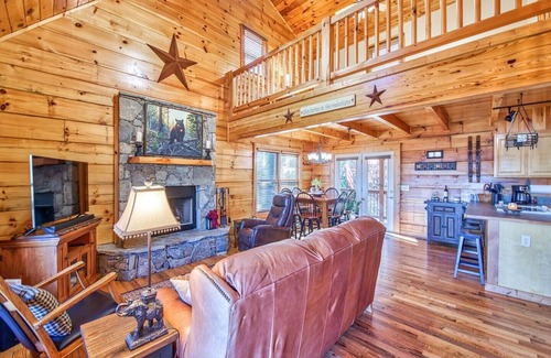 Hemphill Heights Cabin | Mountain Vibes - Sleeps 8, 3 bedrooms, 3 baths, Wood Fireplace, Hot Tub
