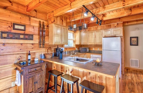 Hemphill Heights Cabin | Mountain Vibes - Sleeps 8, 3 bedrooms, 3 baths, Wood Fireplace, Hot Tub