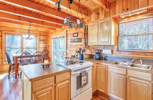 Hemphill Heights Cabin | Mountain Vibes - Sleeps 8, 3 bedrooms, 3 baths, Wood Fireplace, Hot Tub