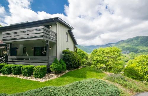 Maggie Valley House | Mountain View 3BR with Sunroom, Close to Ski and Trails
