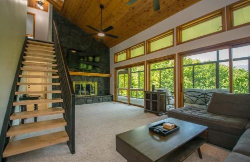 Maggie Valley House | Mountain View 3BR with Sunroom, Close to Ski and Trails