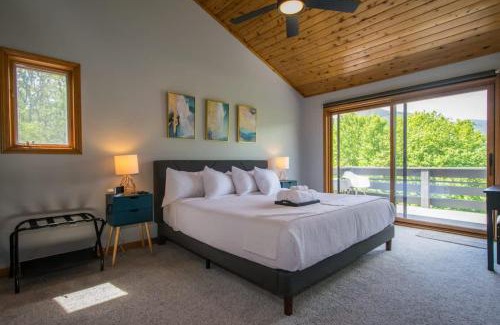 Maggie Valley House | Mountain View 3BR with Sunroom, Close to Ski and Trails