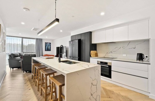 Hobart Central Business District Apartment | Mountain View at Elliot A Kunanyi Outlook