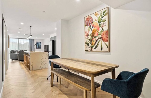 Hobart Central Business District Apartment | Mountain View at Elliot A Kunanyi Outlook