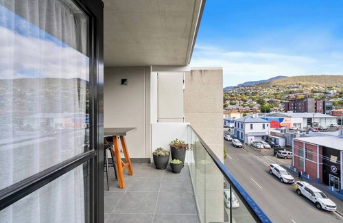 Hobart Central Business District Apartment | Mountain View at Elliot A Kunanyi Outlook