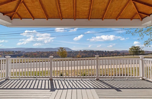 Riverton House | Mountain View Bungalow in Front Royal