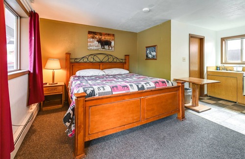 Cooper Landing Apartment | Mountain-View Cooper Landing Getaway: Shared Deck