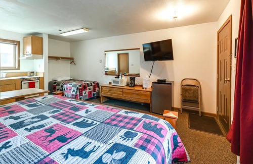 Cooper Landing Apartment | Mountain-View Cooper Landing Getaway: Shared Deck