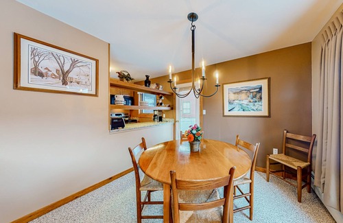 Central Vermont- Killington Condo | Mountain view condo with pool, hot tub, sauna & gym - walk to lifts & golf