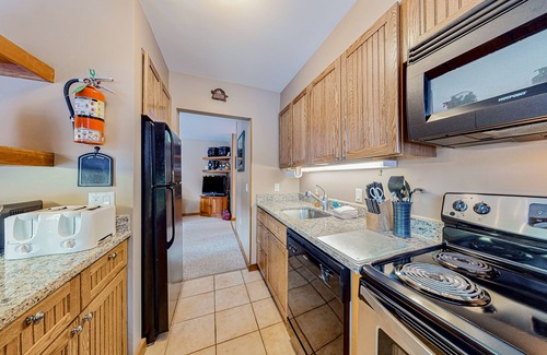 Central Vermont- Killington Condo | Mountain view condo with pool, hot tub, sauna & gym - walk to lifts & golf
