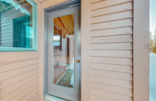 Central Vermont- Killington Condo | Mountain view condo with pool, hot tub, sauna & gym - walk to lifts & golf