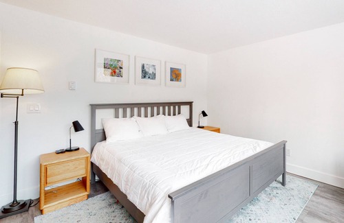 Lakeside Village Condo | Mountain-view condo with fireplace, pool & hot tub access - close to sledding
