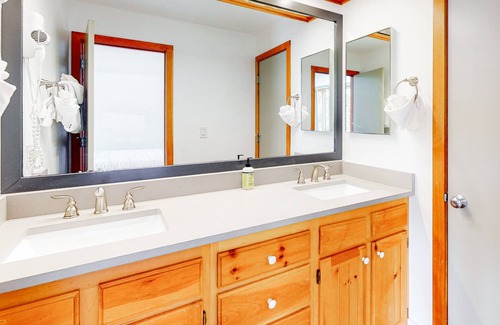 Lakeside Village Condo | Mountain-view condo with fireplace, pool & hot tub access - close to sledding