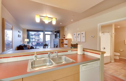 Chelan Condo | Mountain-view condo with indoor pool & hot tub, private balcony & grill