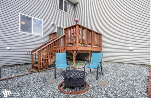 Knik-Fairview House | Mountain View Haven - Luxe Townhouse w/King Suite & Walk-In Closet