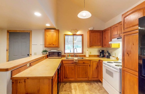 Peshastin House | Mountain-view hideaway with hot tub, patio, deck, & outdoor firepit