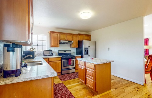 Lake Elsinore House | Mountain-view home with private pool, putting green, grill, & dog-friendly yard