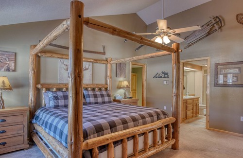 Ponderosa Pines House | Mountain View Home in a Quiet Area w/ WiFi & Washer/Dryer - 3 Dogs Welcome