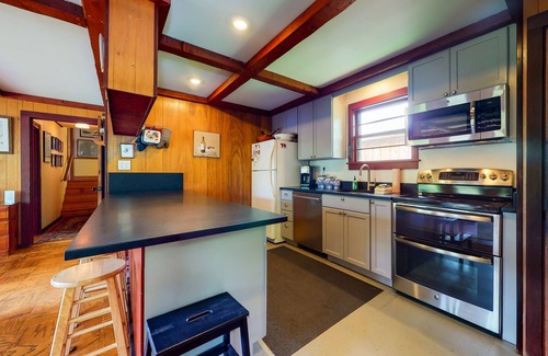 Franconia House | Mountain-view home with wood stove, close to town & slopes - dogs welcome