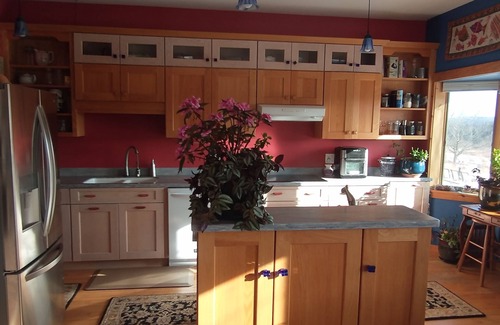Ithaca House | Mountain View, jacuzzi, bright spacious Ecovillage