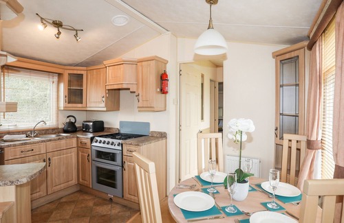 Caergeiliog Cottage | MOUNTAIN VIEW LODGE 2, pet friendly, with a garden in Valley
