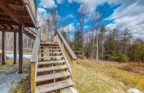 Cavendish House | Mountain-view lodge with deck, fireplace, pool table, W/D & fast WiFi