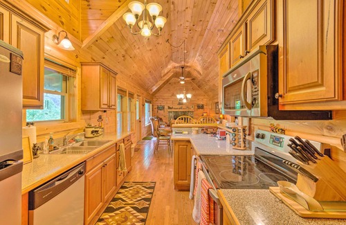 Settlers Ridge House | Mountain-View Maggie Valley Home w/2 Decks!