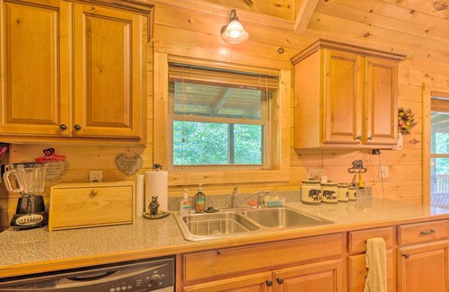 Settlers Ridge House | Mountain-View Maggie Valley Home w/2 Decks!