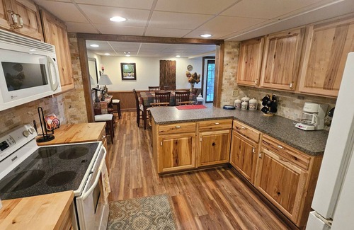 Sylva Cabin | Mountain View Retreat/2BR Log Home Apt w/Private Dining Deck & BBQ/Massage