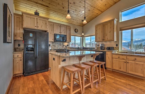 South Lake Tahoe House | Mountain-View Deck: South Lake Tahoe Retreat!