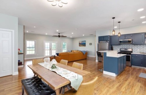 Rileyville Cabin | Mountain Views, 3 acres fully fenced, Hot tub & water access!
